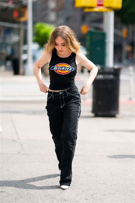 Sabrina Carpenter Weight And Height